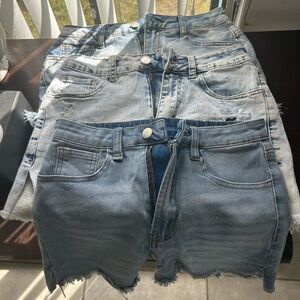 SHEIN EZwear Ripped Raw
Hem Denim Shorts
